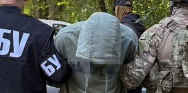 СБУ затримала у Дніпрі мешканця столиці, який намагався продати арсенал зброї та боєприпасів
