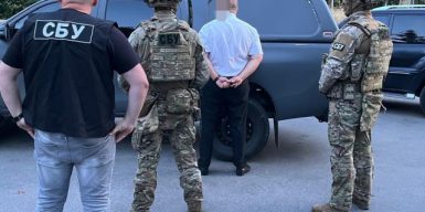 Адвокат–керівник відділу безоплатної правничої допомоги за 20 тисяч доларів обіцяв виїзд за кордон через “інвалідність”