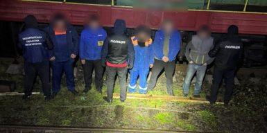 Працівники різних філій “Укрзалізниці” злили 3,8 тонни пального з локомотивів та продали місцевим мешканцям за готівку