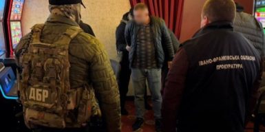 Посадовці Західного міжрегіонального управління ДМС України вимагали хабарі від іноземців