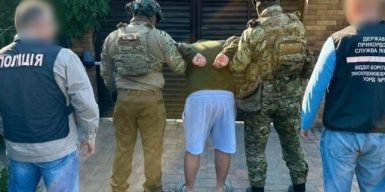 Керівник транспортної фірми продавав “місця” у системі “Шлях” для виїзду за кордон