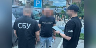 На Вінницькій митниці викрили посадовця та його пособника, які брали хабарі за оформлення товарів