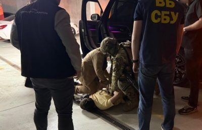 Співробітник СБУ з спільником-підприємцем організували схему фіктивного бронювання