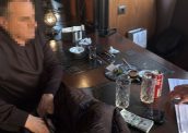 У Києві затримали депутата Житомирської облради, який за гроші “влаштовував” на роботу до держустанов