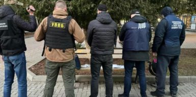 Закарпатського правоохоронця затримали на хабарі за переміщення бурштину через кордон
