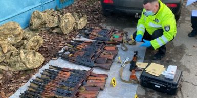 Нацполіція викрила торговців трофейною зброєю: вилучено автомати, кулемети, гранатомети та багато вибухівки