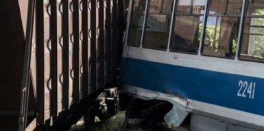 В Днепре столкнулись трамвай и поезд: есть жертвы