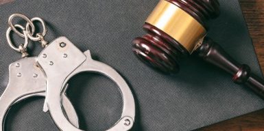 Посадовця поліції охорони підозрюють у шахрайстві з компенсацією батьку загиблої на «Азовсталі»