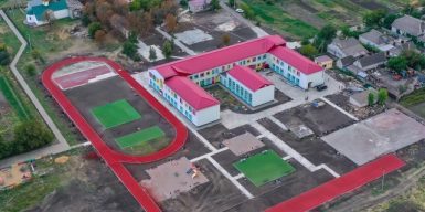 На Днепропетровщине для школы создают современный и яркий стадион: фото