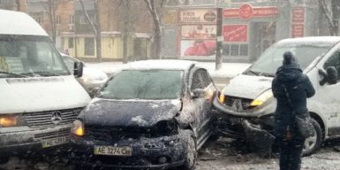 В Днепре столкнулись Mercedes и такси Uber – есть пострадавшие