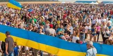 В День независимости в небе под Днепром летали самолеты и 30 воздушных змеев: видео