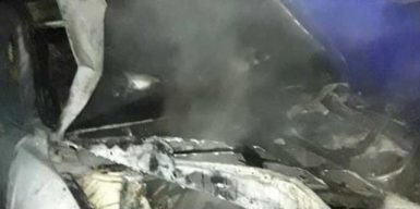 В Днепре на парковке возле больницы дотла сгорел автомобиль: видео
