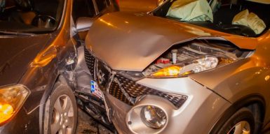 В Днепре столкнулись два автомобиля Nissan- пострадала девушка-водитель