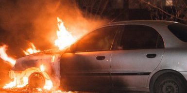В Днепре глубокой ночью горел припаркованный возле дома автомобиль