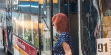В Днепре пассажиров автобусов будут запускать через передние двери: видео