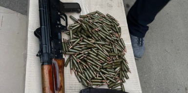 В Днепропетровской области полицейский заставлял коллегу забрать оружие: фото