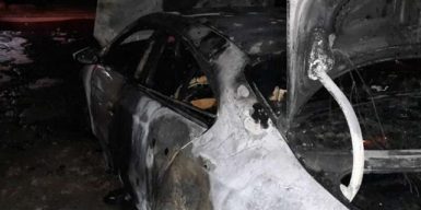 В Днепре на Тополе среди ночи сгорел автомобиль: фото
