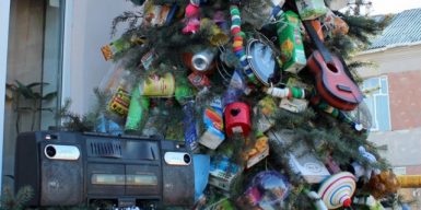 В Днепре за елку из мусора платят 3 тысячи гривен