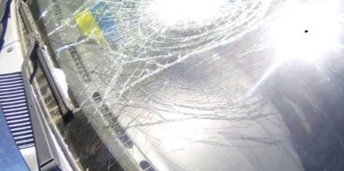 В Приднепровске парень регулярно бьет стекла автомобилей: фото