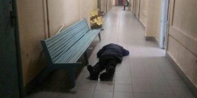 В коридоре больницы на полу лежал человек: реакция врачей и обычных днепрян
