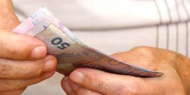 Соцпрацівниця та ремонтник крали гроші у пенсіонерів через банківські застосунки