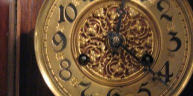 Днепрянин собрал уникальную коллекцию старинных настенных часов: фото