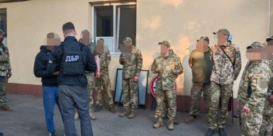 Били, залякували та незаконно утримували людей: ДБР викрило групу працівників РТЦК на Одещині