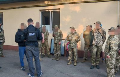 Били, залякували та незаконно утримували людей: ДБР викрило групу працівників РТЦК на Одещині