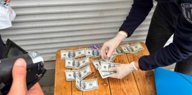 Посадовець Держпродспоживслужби Одеси вимагав 5 тисяч доларів у підприємця