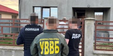 Правоохоронець за 8 тисяч доларів обіцяв вивезти військовозобов’язаних за кордон