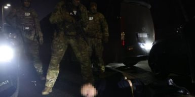 У Полтаві затримали правоохоронця та місцевих “авторитетів”, які в одному з ресторанів чіплялись до дівчини та побили її хлопця