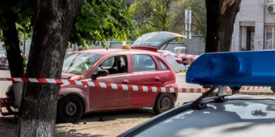 В Днепре такси влетело в дерево — водителю стало плохо за рулем