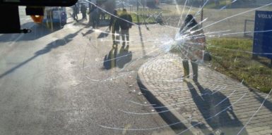 В Днепре девушка разбила головой лобовое стекло маршрутки