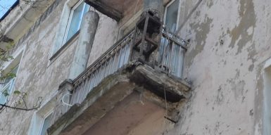 В Каменском на головы людям могут упасть балконы