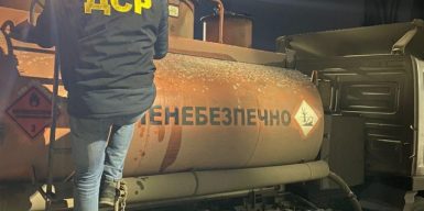 На Днепропетровщине полицейские «накрыли» завод по производству бензина-фальсификата: фото