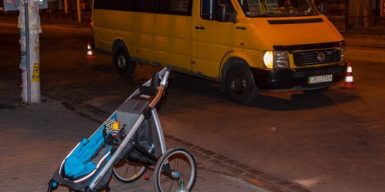 В Днепре маршрутка сбила детскую коляску на пешеходном переходе