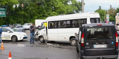 В Днепре легковой автомобиль врезался в маршрутку – пострадала женщина