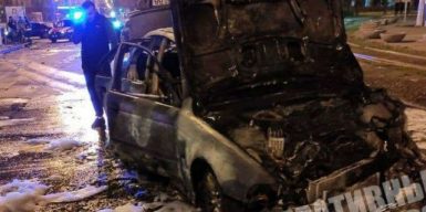 В центре Днепра загорелось авто с молодой девушкой: фото, видео