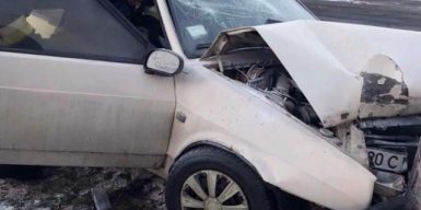 В Днепре автомобиль наехал на столб — пострадал водитель