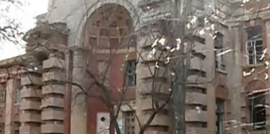 В Днепре памятник архитектуры по кирпичикам разносят бомжи: видео
