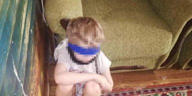 В Днепре садистка держала своего ребенка на цепи: фото