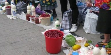 В Днепре возле школы работает полулегальный рынок: видео