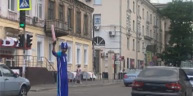 В Днепре появился регулировщик-супергерой: видео