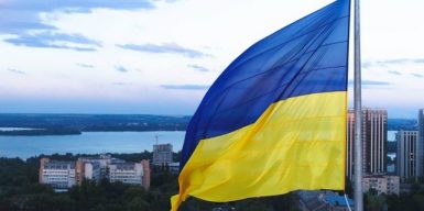 В Днепре состоялся технический подъем самого высокого флага Украины