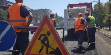 В Днепре ремонтируют дороги и устанавливают островки безопасности на проспекте Героев: фото