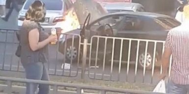 В Днепре посреди улицы загорелся автомобиль: фото