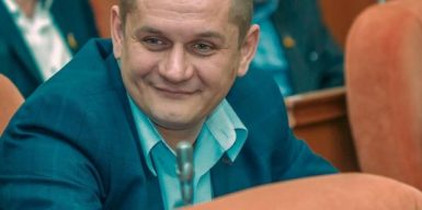 Активист: Депутат горсовета зарабатывает на остановках до 700 тысяч в месяц