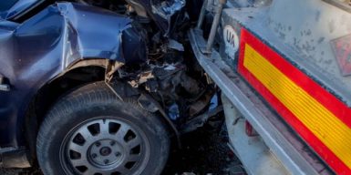 В Днепре легковая машина врезалась в грузовик, который ремонтировал водитель
