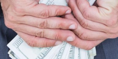 У Києві адвокатка продавала фіктивні діагнози за $8 тисяч