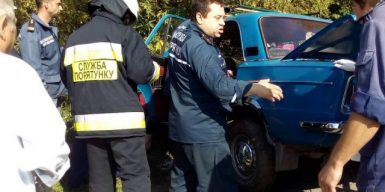 В Днепре спасатели доставали пострадавших в ДТП: фото